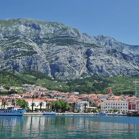 1 Bedroom Cozy Apartment In Makarska *