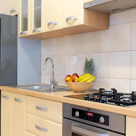 1 Bedroom Cozy Apartment In Makarska Apartament
