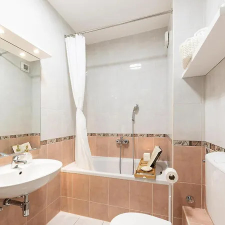 1 Bedroom Cozy Apartment In Makarska *