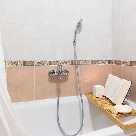 1 Bedroom Cozy Apartment In Makarska *