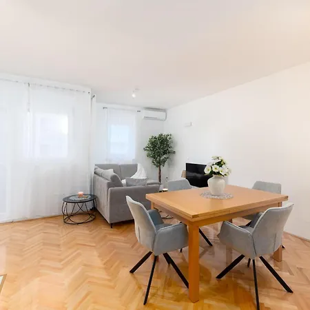 Lägenhet 1 Bedroom Cozy Apartment In Makarska