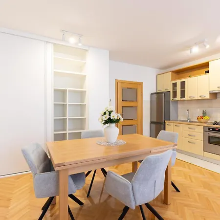 Apartamento 1 Bedroom Cozy Apartment In Makarska